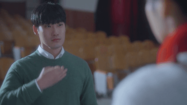 수화로 누군가와 대화하는 남성