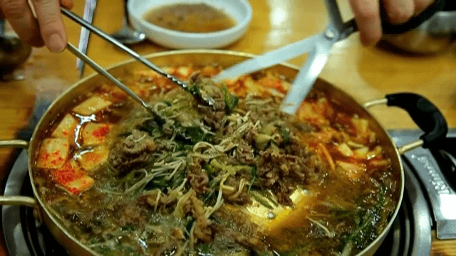 불고기 전골 속 불고기를 자르는 모습