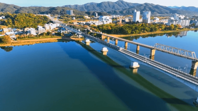 기차가 호수 위의 다리를 건너는 장면