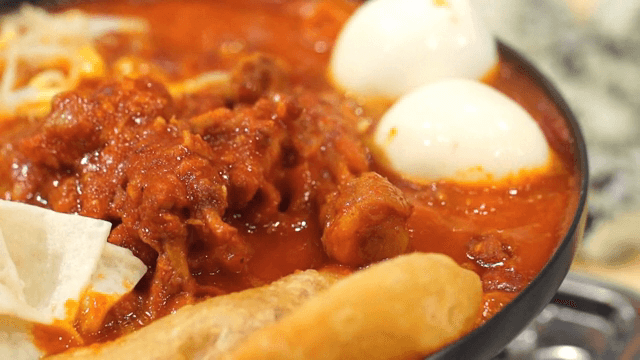 다양한 재료를 넣은 매운 국물 닭발