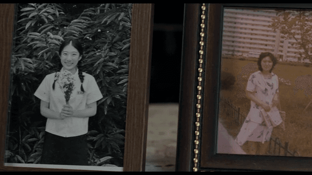 탁자 위에 놓인 오래된 사진들