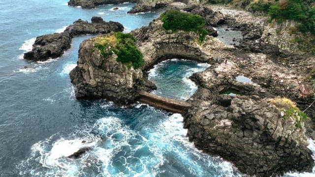 바위 해안과 조수 웅덩이