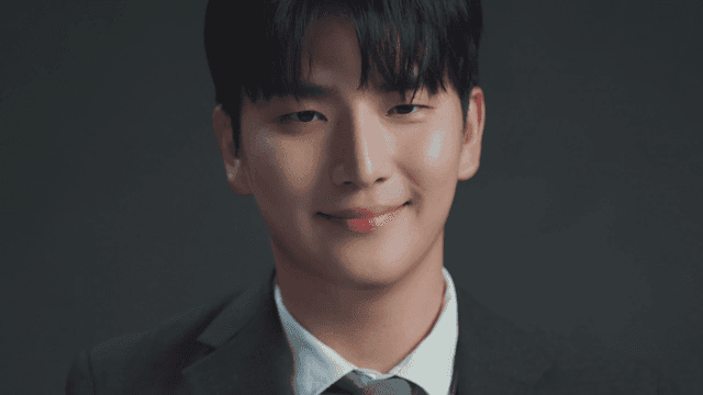 비트코인을 든 미소 지은 남자