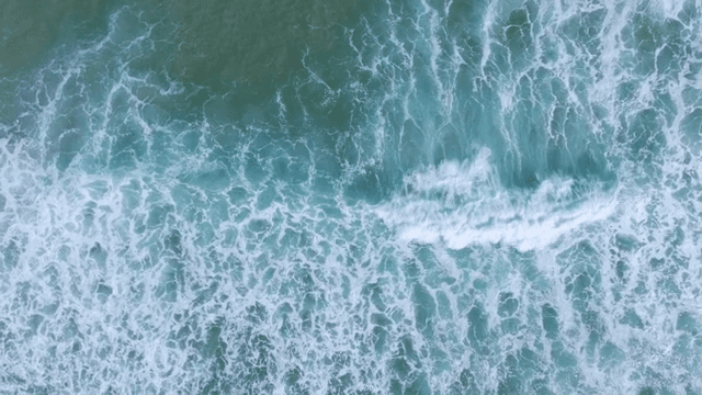 고요한 해변에 부딪히는 파도