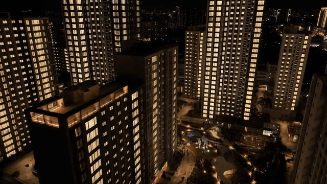 조명이 켜진 고층 건물의 야경