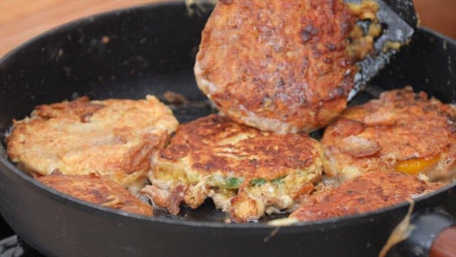 프라이팬에서 노릇노릇하게 부쳐진 파프리카 육전