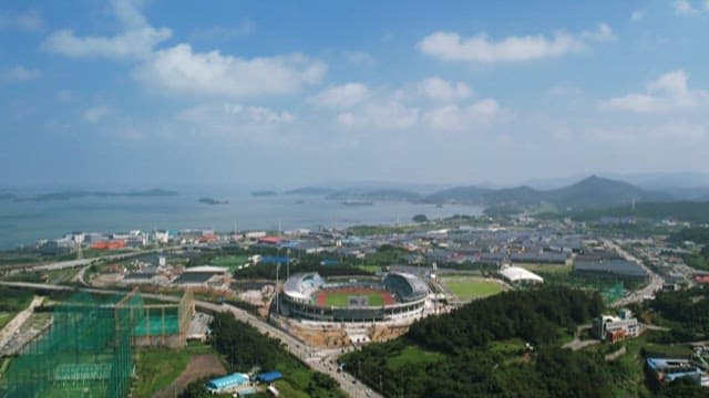 해안 도시의 평화로운 전경