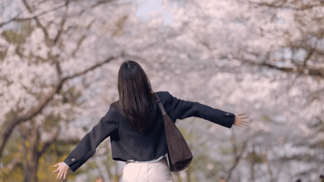 봄에 벚꽃을 즐기는 여성