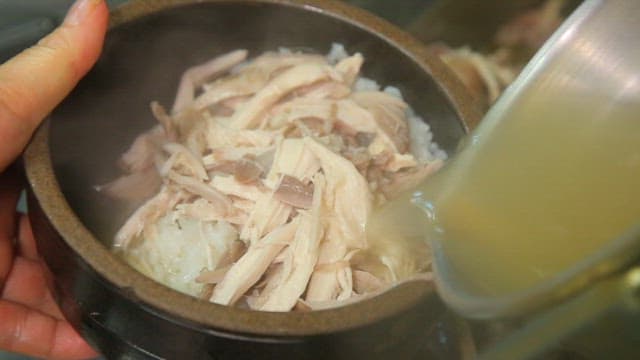 잘 익은 닭에 육수를 넣는 모습