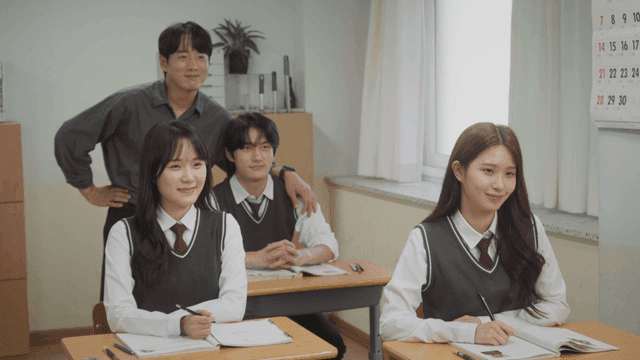 선생님과 학생들이 함께 포즈를 취하는 모습