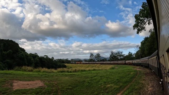 경치 좋은 시골을 달리는 기차