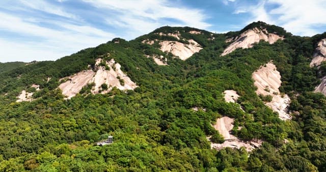 Buramsan mountains under a clear sky