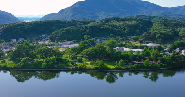 푸른 숲과 강으로 둘러싸인 고요한 마을