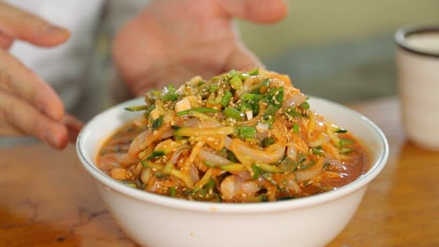 신선한 야채가 들어간 한치 물회