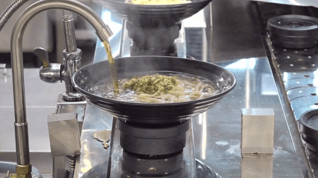 국물이 부어지는 우동 준비