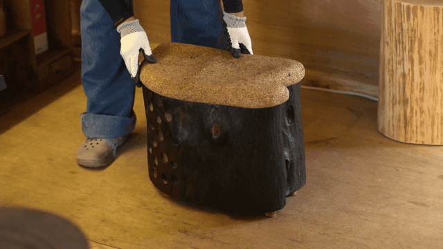 나무 코르크 의자를 조립하는 목공예가