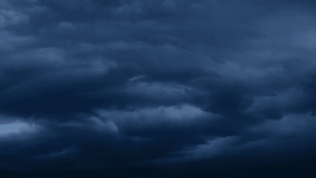 하늘에 모여드는 어두운 폭풍 구름