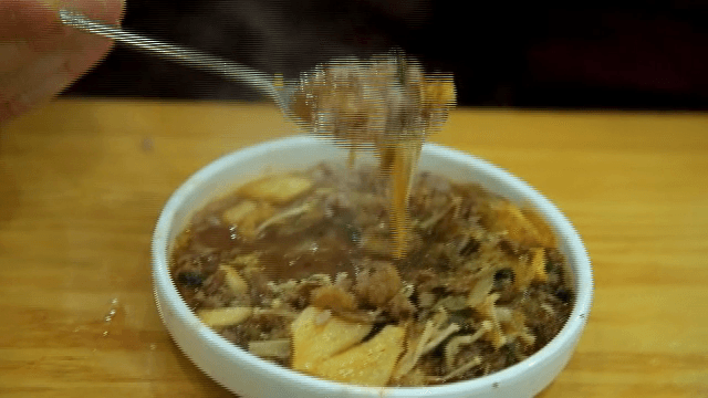 불고기 전골에 밥을 말아 뜬 한 숟가락