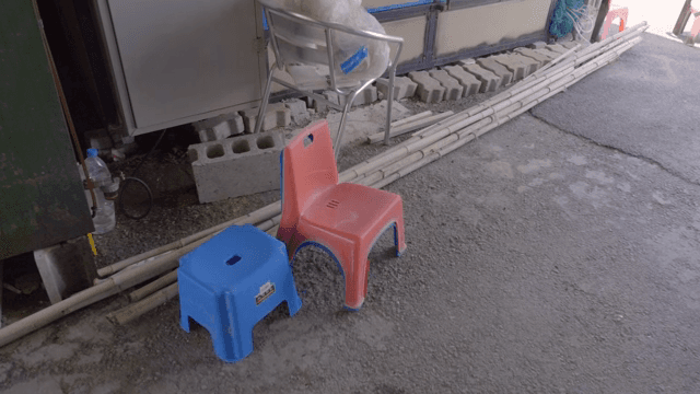 마당의 플라스틱 의자와 벽돌