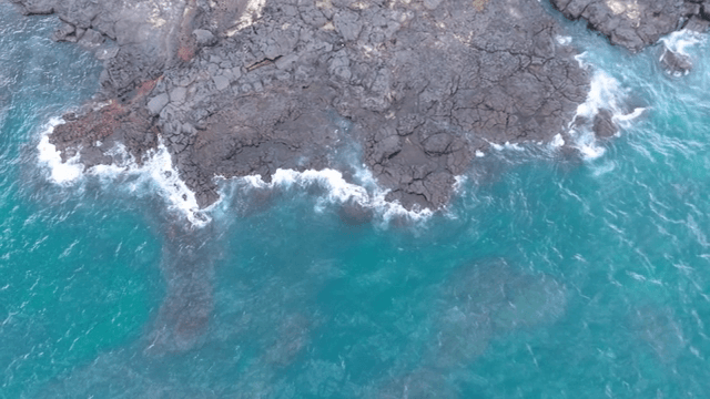 청록색 물결이 있는 바위 해안선