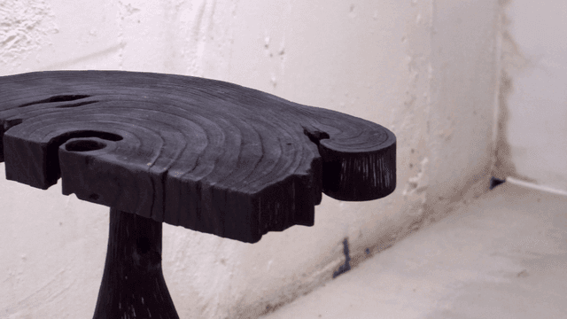 독특한 모양의 나무 테이블