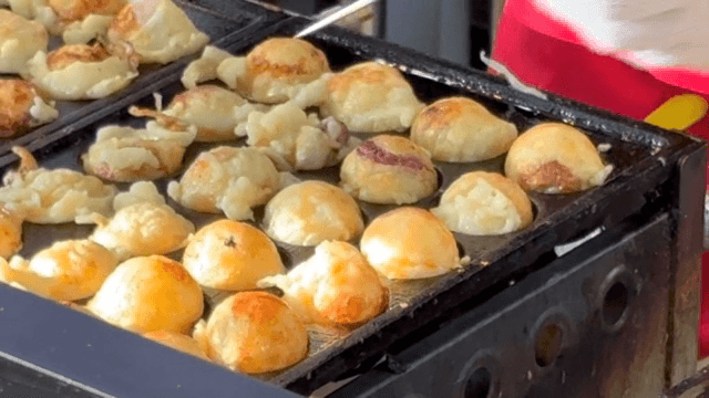 길거리 음식점에서 타코야키 요리