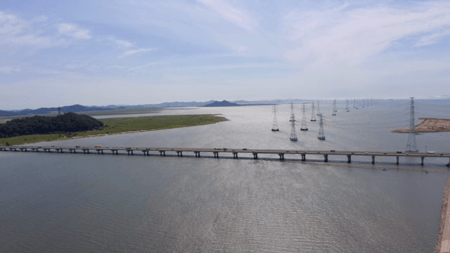 파란 하늘 아래 넓은 강과 다리