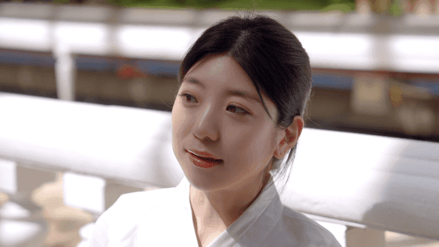 누군가를 기다리는 한복입은 여성