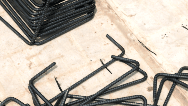 콘크리트 바닥에 흩어진 철근