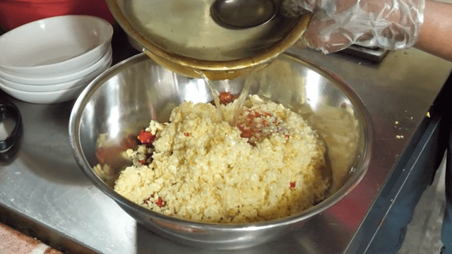 양념장에 액체 붓기