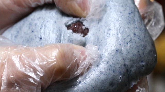 반을 갈라 속에 팥이 보이는 찐빵