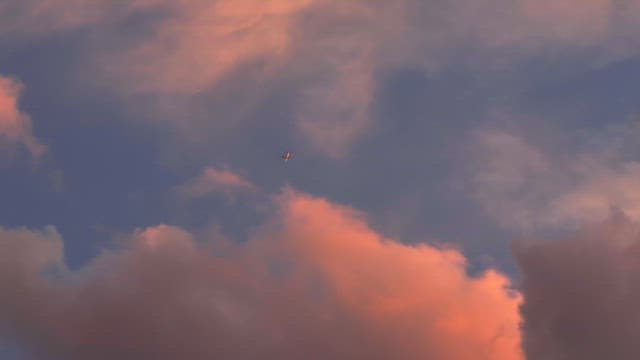 저녁 하늘의 다채로운 구름