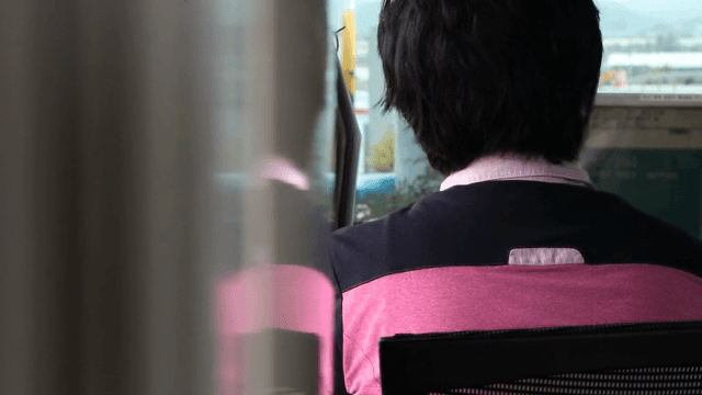 톨게이트에서 일하는 사람의 뒷모습