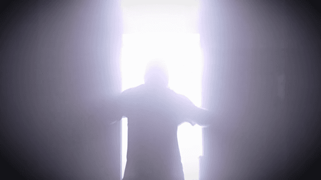 밝은 빛으로 문을 여는 사람