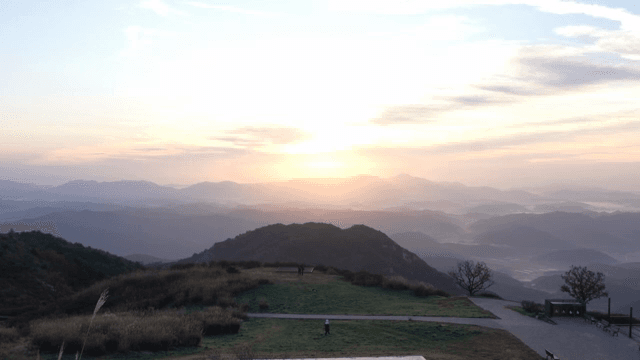 산악 풍경 위로 떠오르는 일출