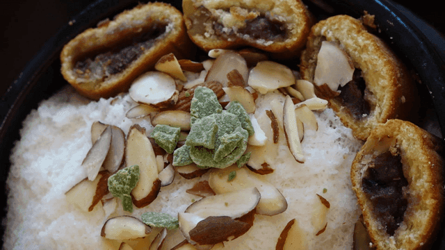 팥빵과 아몬드가 올라간 빙수