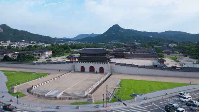 산으로 둘러싸인 역사적인 궁전