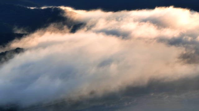 산봉우리를 넘는 구름