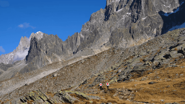 바위산 길을 걷는 등산객들