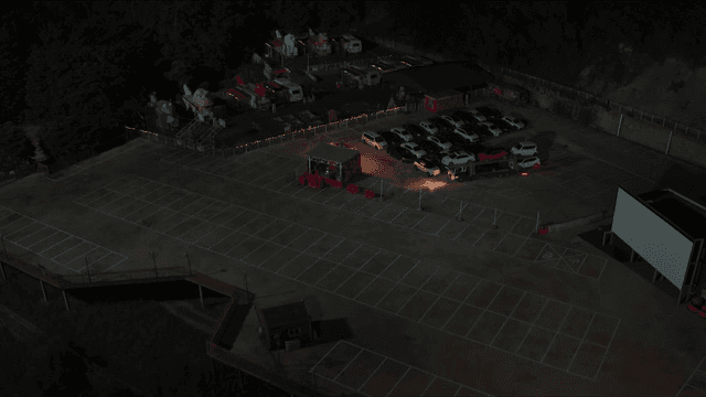 자동차 운반 트럭이 들어온 넓은 주차장