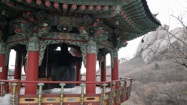 큰 종이 있는 한국 전통 정자