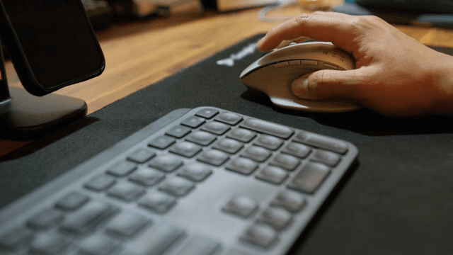 마우스와 키보드를 사용하는 손