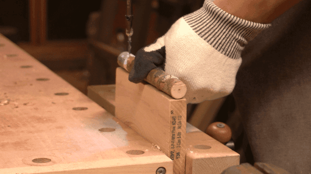 드릴과 나무 조각으로 목공 작업