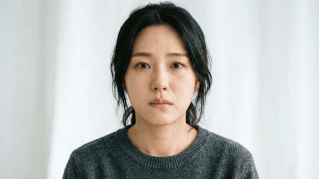눈물 흘리는 여성