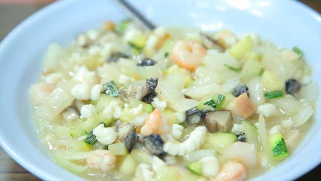 해산물과 채소가 섞인 걸쭉한 물짜장 한 그릇