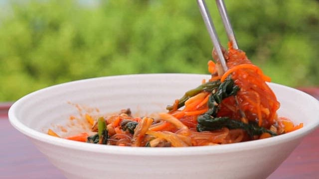 그릇에 담긴 느타리버섯 비빔당면