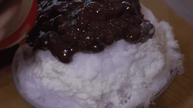 팥빙수에 연유를 뿌리는 장면