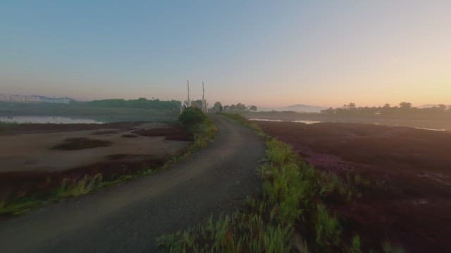 고요한 강을 가로지르는 아름다운 다리