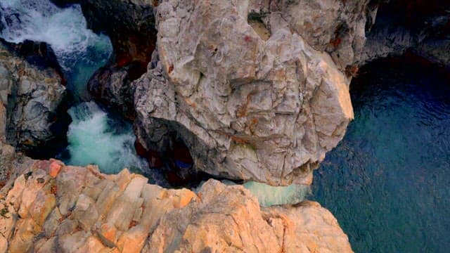 바위 협곡을 따라 흐르는 시원한 물