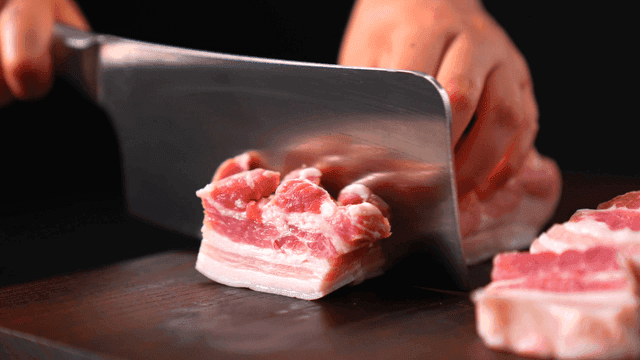 나무 도마 위에 신선한 삼겹살 자르기